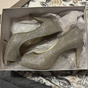 Bandolino Women's Rainaa Platform Stiletto Peep Toe Pumps Gold - in box